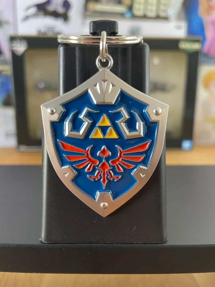 Zelda – Porte-clés métallique Bouclier Hylien Ichiban Kuji Tears of the Kingdom 8 cm